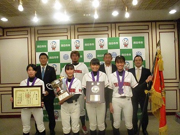 全日本中学女子軟式野球大会代替大会優勝選手表敬訪問の際の記念写真。