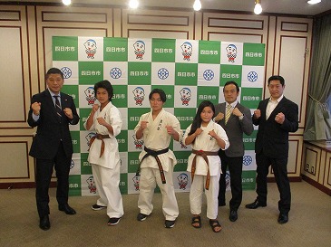 全日本ジュニア空手道選手権大会出場者表敬訪問の際の記念写真。