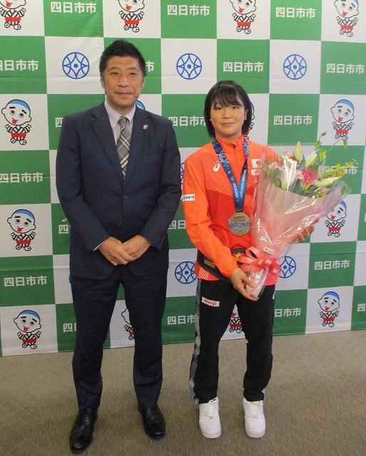市長と藤波朱理選手のツーショット写真