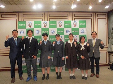 冬季開催全国大会出場高校激励会の際の記念写真。