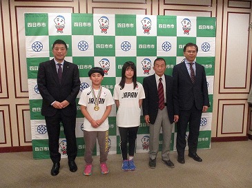 全国少年少女レスリング選手権大会入賞者表敬訪問の際の記念写真。