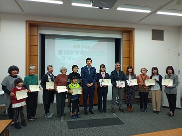 環境活動賞・グリーンカーテンフォトコンテスト表彰式の際の記念写真。