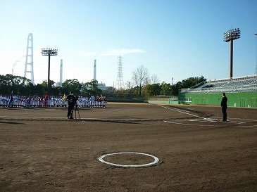 学童軟式野球大会の際に市長が挨拶する様子。