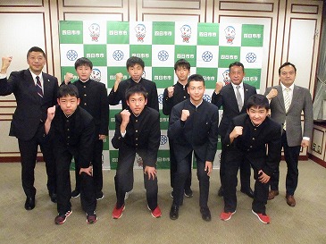 全国ジュニア・ラグビーフットボール大会出場三重県選抜選手表敬訪問の際の記念写真。