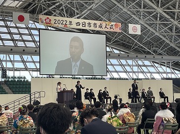 成人式で市長が挨拶する様子。