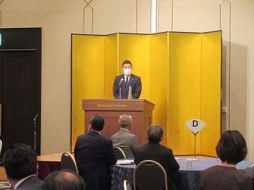 三重県宅地建物取引業協会四日市支部賀詞交歓会で市長が挨拶する様子。