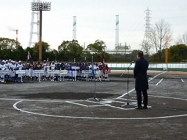 学童軟式野球大会で市長が挨拶する様子。