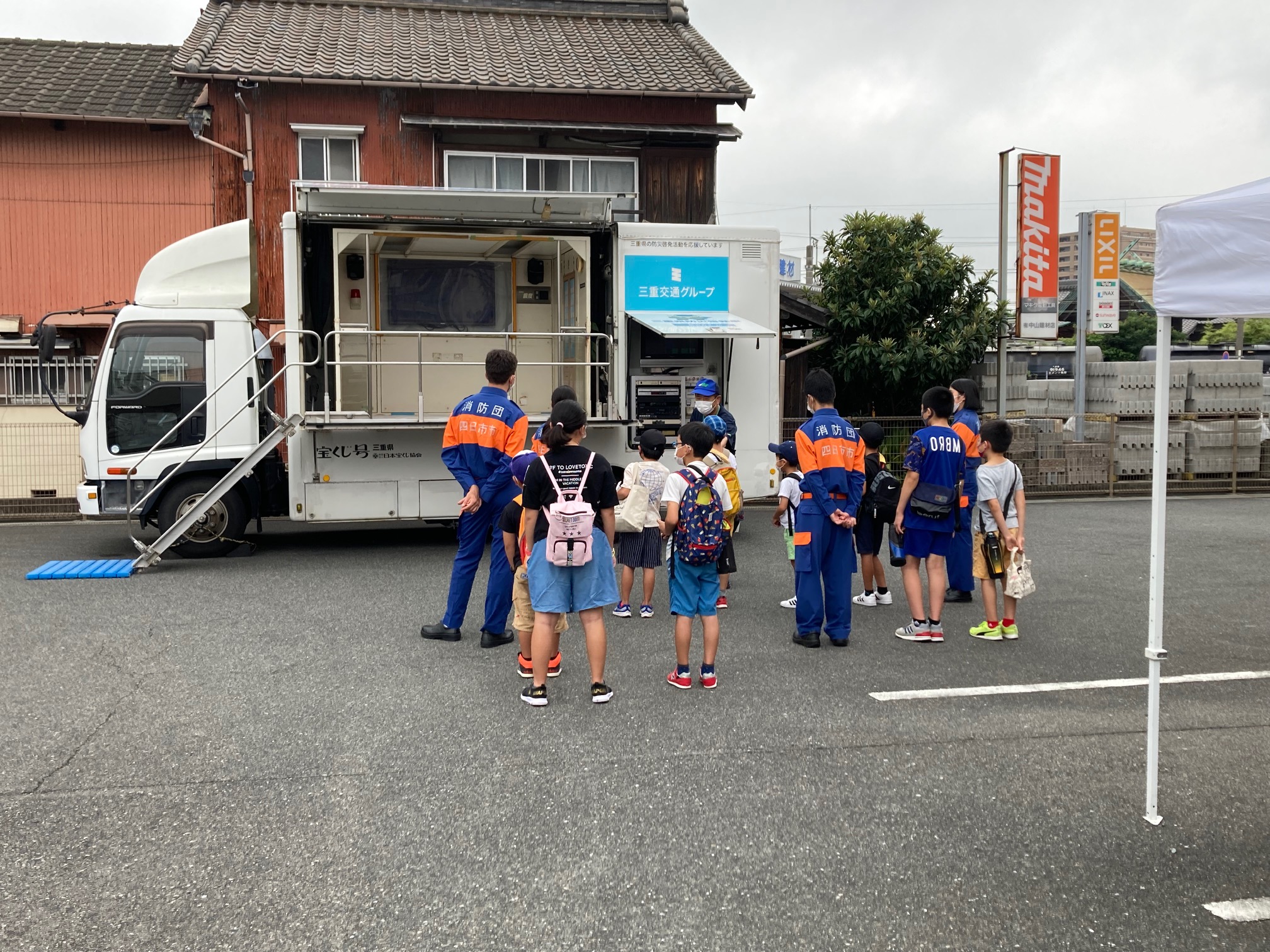 地震体験者の説明を聞く参加者