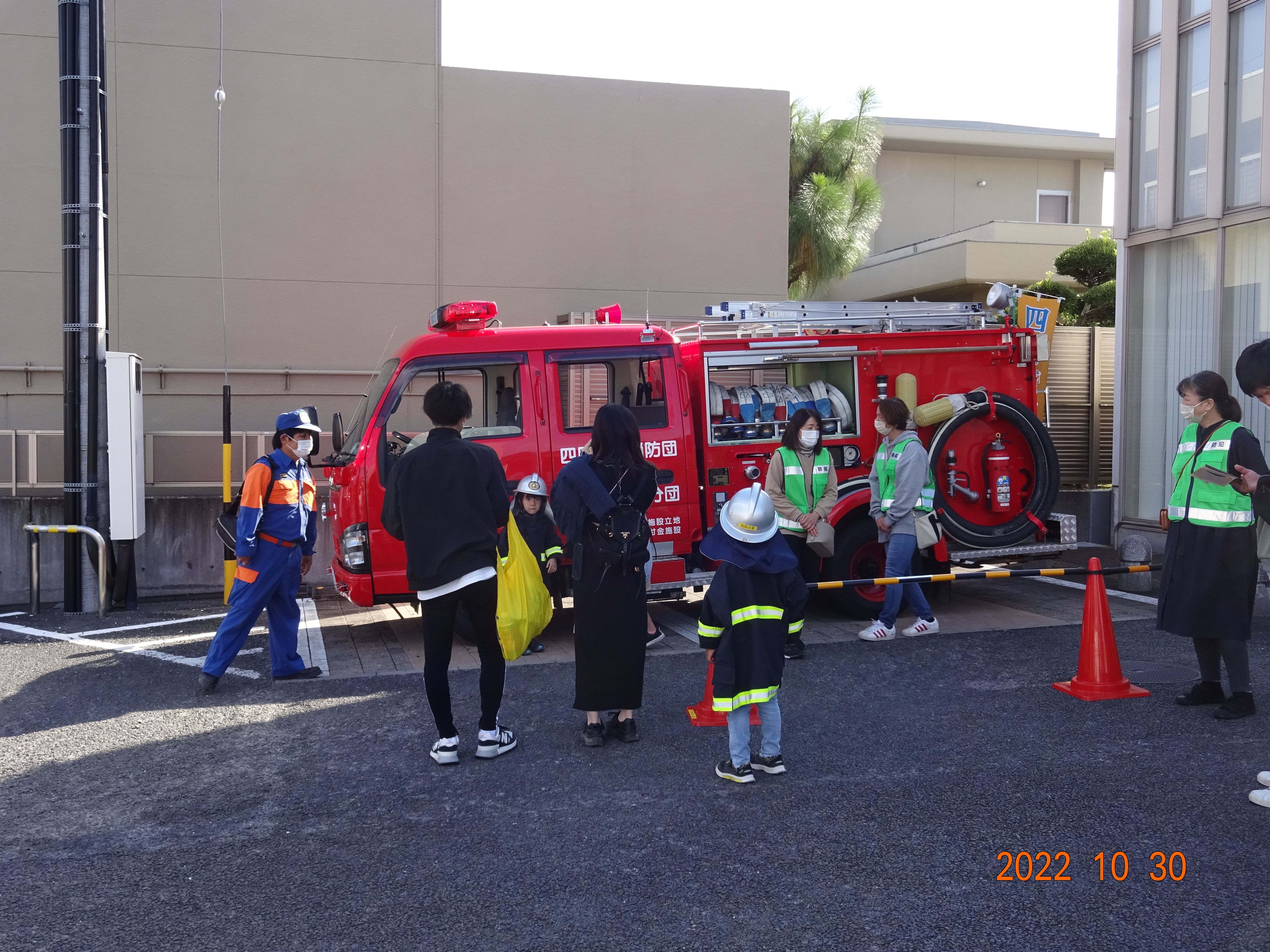 消防車と防火衣を着た子ども