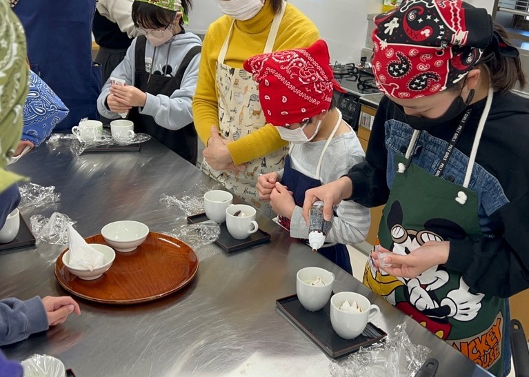 かぶせ茶プリンを作る様子