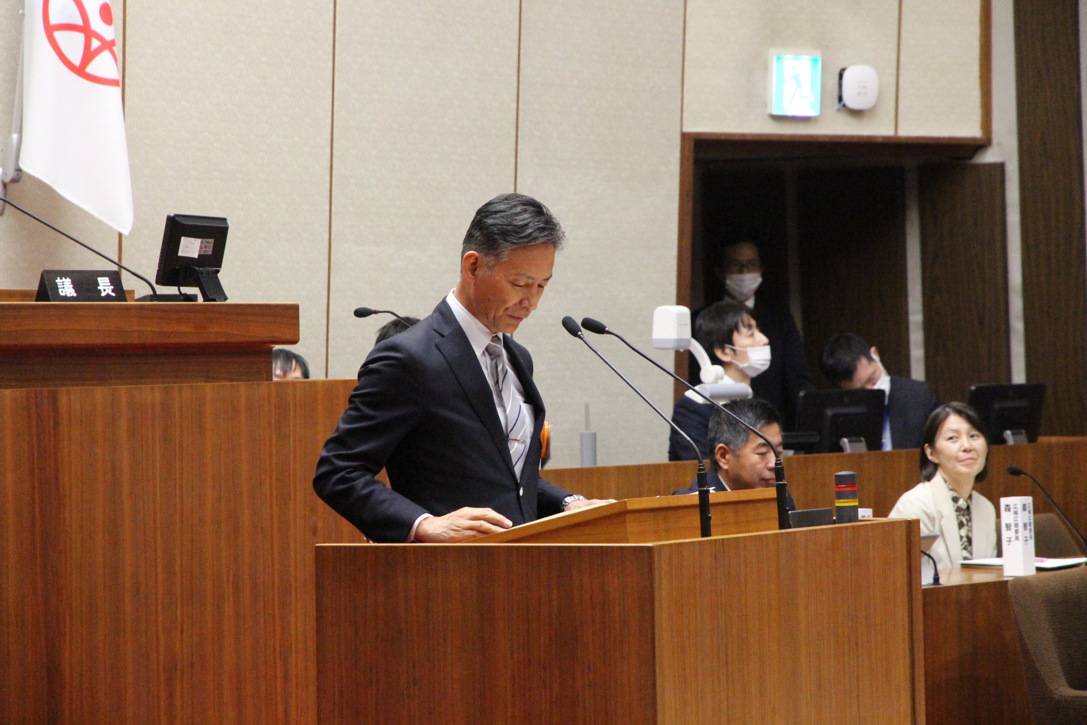 演台に立ち講評を述べる教育長