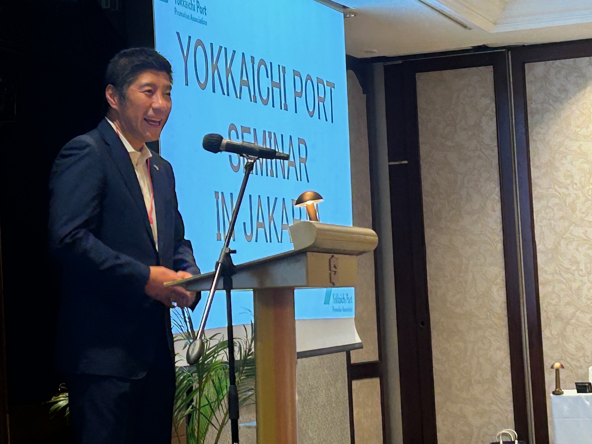 20251117~20251122　四日市港利用促進協議会アジア訪問団　プレゼンをする市長